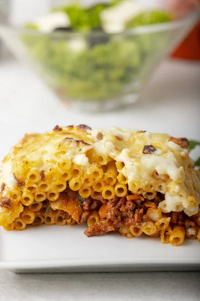 Griego Pastitsio Con Ensalada Plato —  Fotos de Stock