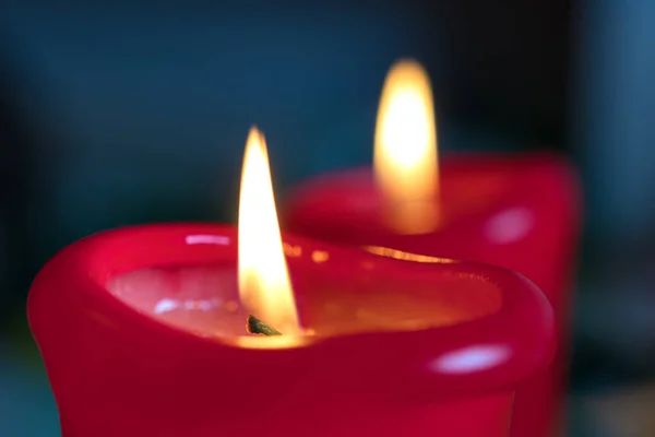 Εικόνα Από Δύο Κόκκινα Κεριά Που Καίγονται Ένα Τραπέζι — Φωτογραφία Αρχείου