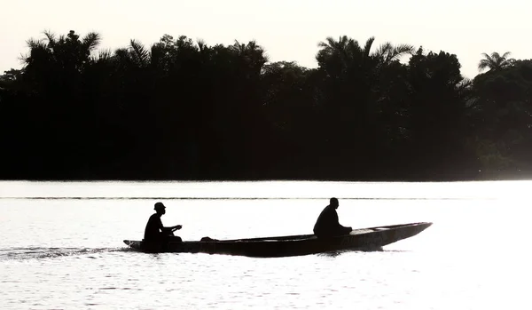 河流上小船的轮廓 冈比亚 — 图库照片