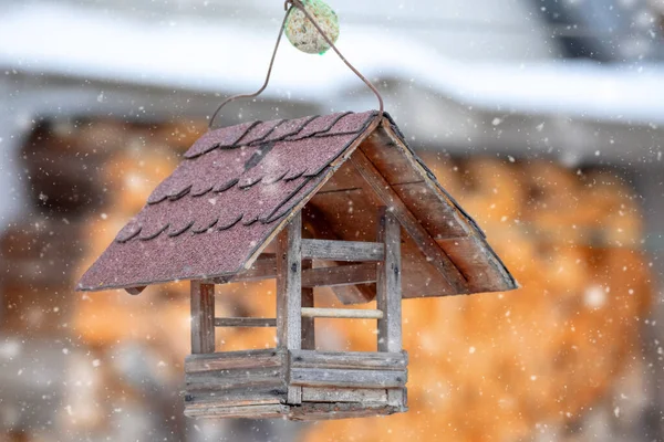 在寒冷的日子里 挂起木制的鸟饲料 给花园的雪鸟用的树屋 — 图库照片