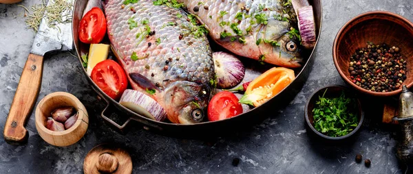 Verse Viskarper Met Ingrediënten Voor Het Koken Pan Dieetvoeding — Stockfoto