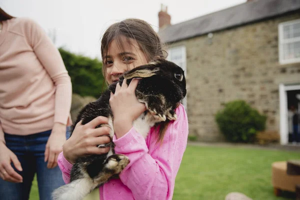 Genç Bayan Çocuk Bir Tavşanı Kucağına Aldığı Için Heyecanlı Mutlu — Stok fotoğraf