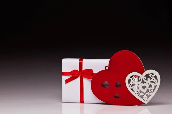 나무로 하트와 상자입니다 발렌타인데 카드에 낭만적 인사말 초대장의 디자인 — 스톡 사진
