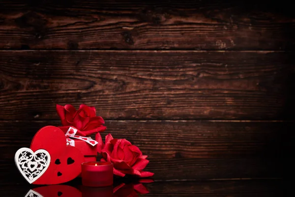 Natura Morta Con Cuori Legno Scatola Regalo Rose Rosse Uno — Foto Stock