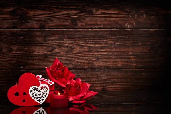 Natureza Morta Com Corações Madeira Caixa Presente Rosas Vermelhas Fundo — Fotografia de Stock