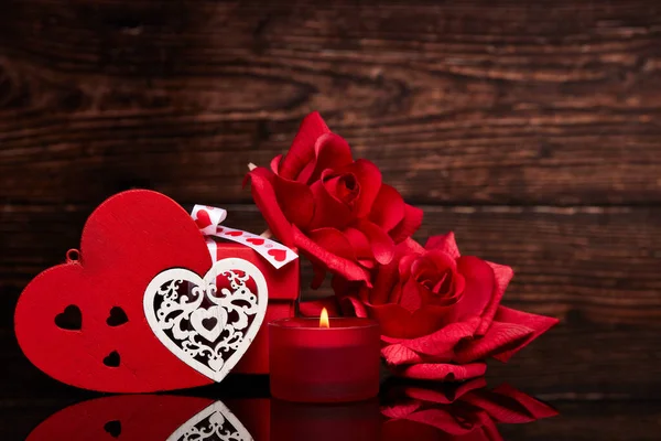 Νεκρή Φύση Ξύλινες Καρδιές Κουτί Δώρου Και Κόκκινα Τριαντάφυλλα Ξύλινο — Φωτογραφία Αρχείου