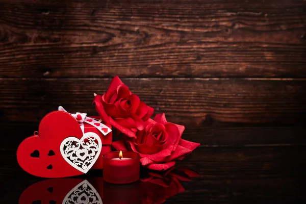 Natureza Morta Com Corações Madeira Caixa Presente Rosas Vermelhas Fundo — Fotografia de Stock