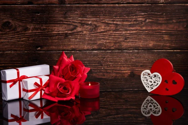 Νεκρή Φύση Ξύλινες Καρδιές Κουτιά Δώρων Και Κόκκινα Τριαντάφυλλα Ξύλινο — Φωτογραφία Αρχείου