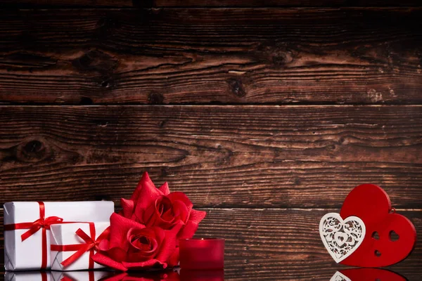 コピースペースのある木製の背景に木製のハート ギフトボックス 赤いバラとまだ生活 バレンタインデーカード ロマンチックなグリーティングカード 結婚式の招待状のデザイン要素 — ストック写真