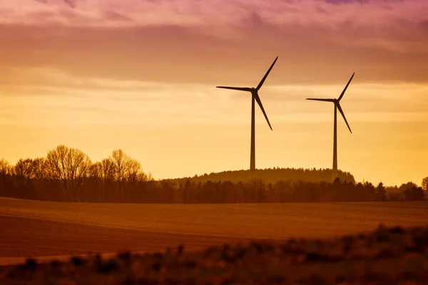 德国巴伐利亚拥有田地和树木的风力发电厂 — 图库照片