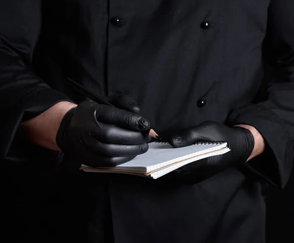 Σεφ Στην Μαύρη Στολή Και Λατέξ Γάντια Κρατώντας Ένα Κενό — Φωτογραφία Αρχείου