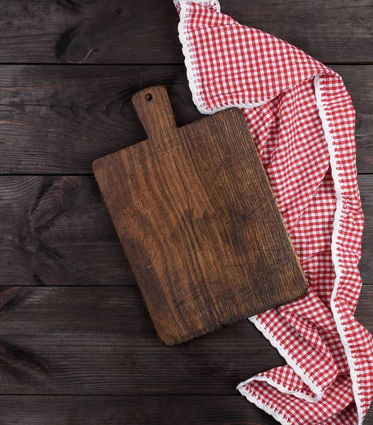 Tabla Cortar Cocina Madera Muy Antigua Vacía Una Toalla Roja — Foto de Stock