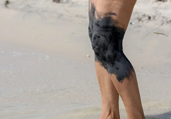 海岸沿いの足の泥の関節 女性の体の断片の治療 — ストック写真