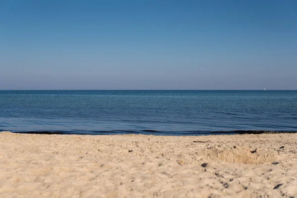 Sommarlandskap Med Tomma Stranden Över Lugna Havet — Stockfoto