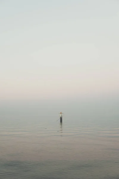 Μελαγχολική Θαλασσογραφία Μοναδική Σημαδούρα Μια Ήρεμη Θάλασσα Κατά Διάρκεια Του — Φωτογραφία Αρχείου