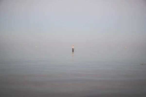 Меланхоличный Морской Буй Спокойном Море Время Заката — стоковое фото