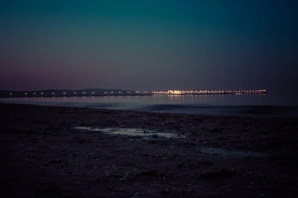 Pier Duringnight Bulutsuz Rüzgarsız Hava Ile Üzerinde Işıkları — Stok fotoğraf