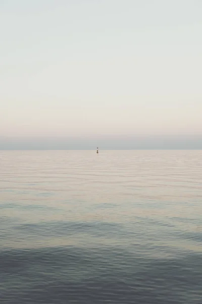 Melancholische Meereslandschaft Einzelne Boje Auf Einer Ruhigen See Während Des — Stockfoto