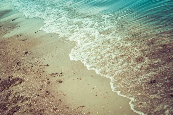 Primer Plano Pequeñas Olas Marinas Una Playa Arena — Foto de Stock