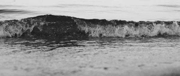 Κλείσιμο Μικρών Κυμάτων Που Πιτσιλίζουν Μια Αμμώδη Παραλία — Φωτογραφία Αρχείου