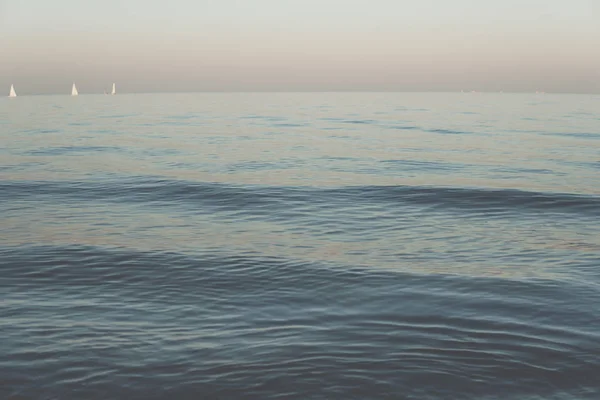 Спокойный Океан Вечернее Время Тремя Яхтами Плывущими Горизонтальной Линии — стоковое фото