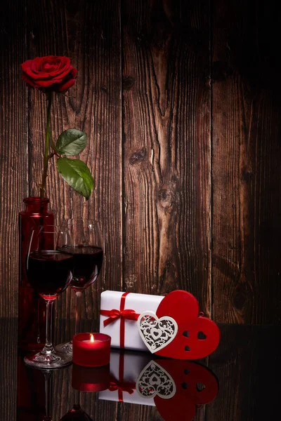 Gül Kırmızı Kalp Hediye Kutusu Ahşap Zemin Üzerinde Şarap Olan — Stok fotoğraf