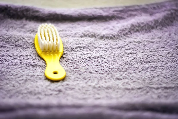 紫のタオルの上の新生児のための黄色のブラシ — ストック写真