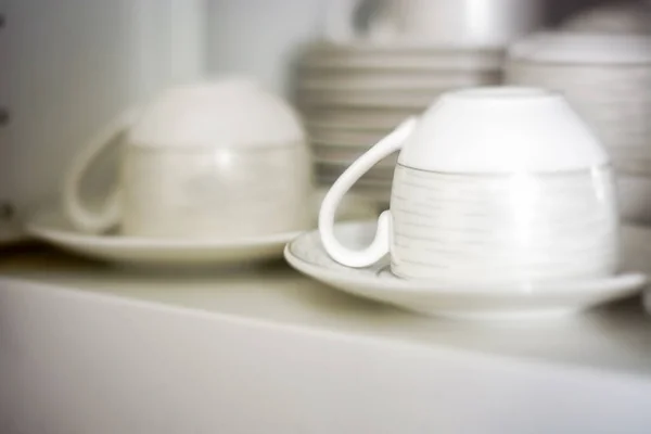 Tasses Café Décorées Conservées Dans Une Étagère Garde Manger Blanc — Photo