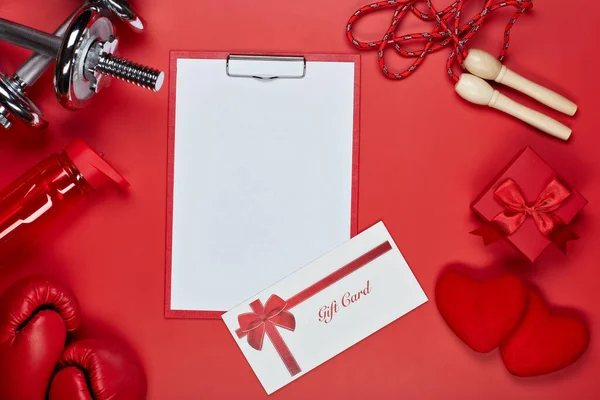 Sombrillas Guantes Boxeo Cuerda Botella Agua Caja Regalo Dos Corazones — Foto de Stock