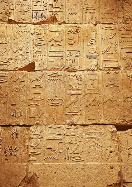 Nahaufnahme Hintergrund Der Antiken Steinmauer Mit Geschnitzten Altägyptischen Hieroglyphen Vorderansicht — Stockfoto