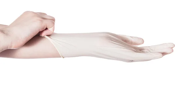 女性手の縦断ビュー別の手で白い背景で隔離のラテックス手袋を引っ張る — ストック写真