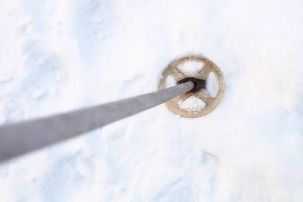 Widok Góry Stare Narty Pole Snowy Pole Zimowy Zmierzch — Zdjęcie stockowe