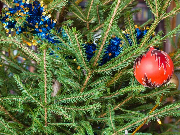 Bauble Vermelho Ouropel Galhos Árvore Natal Vivo Indoor — Fotografia de Stock
