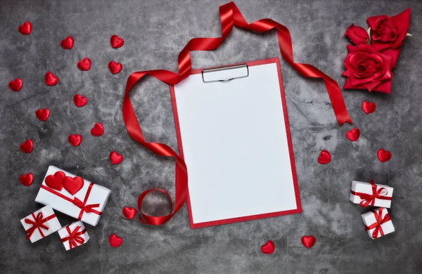 Corazones Rojos Decorativos Cajas Regalo Rosas Rojas Cinta Satén Tableta — Foto de Stock