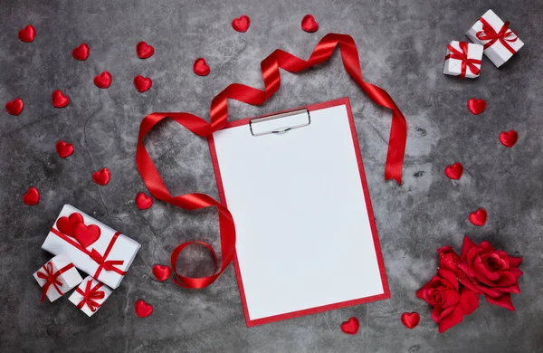 Corazones Rojos Decorativos Cajas Regalo Rosas Rojas Cinta Satén Hoja — Foto de Stock