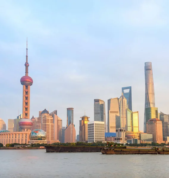 都市堤防 中国によるモダンな建築で夕暮れ上海のスカイラインのさびたバージします — ストック写真