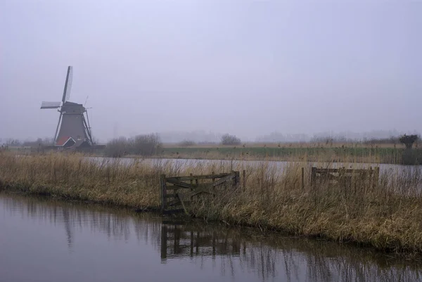 Windmolen Een Mistig Landschap Bij Nederlandse Unesco Erfgoedlocatie Kinderdijk — Stockfoto