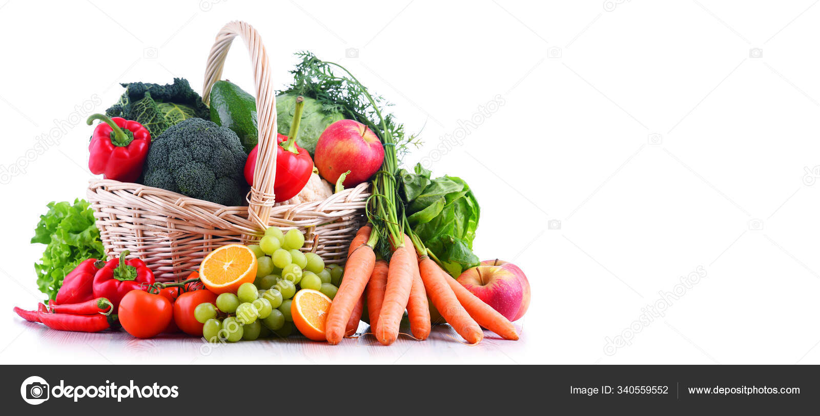 Frutas Legumes Orgânicos Frescos Cesta Vime Isolado Branco — Foto ©  PantherMediaSeller #340559552, image size:1600x812
