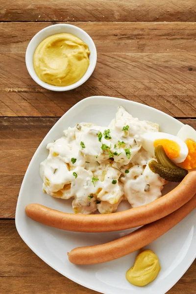 Deutsche Bockwurst Mit Kartoffelsalat Hartgekochtem Und Senf Überblick — Stockfoto