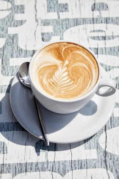 Xícara Branca Café Com Galho Arte Latte Vista Alto Ângulo — Fotografia de Stock