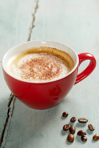 Rote Tasse Kaffee Mit Schaum Serviert Auf Altem Holztisch Großaufnahme — Stockfoto