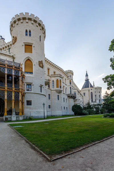 Achteraanzicht Het Prachtige Witte Renaissance Kasteel Hluboka Nad Vltavou Een — Stockfoto