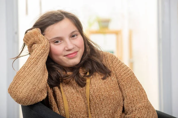 Retrato Una Hermosa Joven Adolescente Sentada Sillón — Foto de Stock