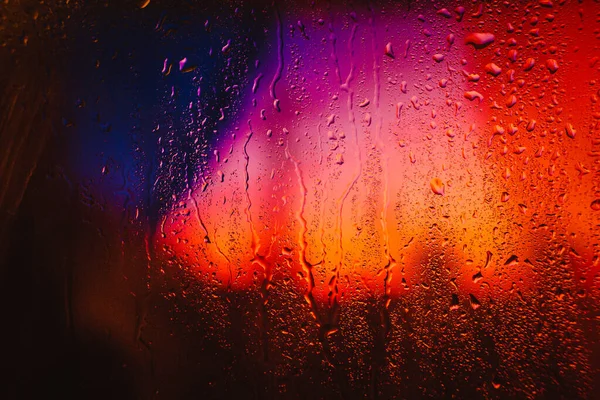 Regentropfen Auf Einem Nassen Fenster Mit Blick Auf Die Stadt — Stockfoto