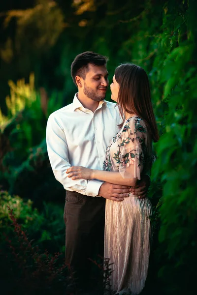 Beau Jeune Couple Sur Fond Nature — Photo