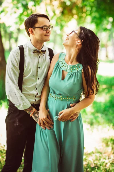 Mooie Jonge Paar Achtergrond Van Het Park — Stockfoto