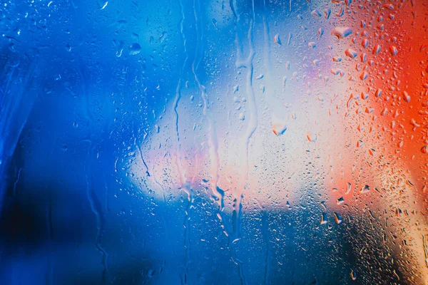 창문을 도시를 내려다 빗방울 — 스톡 사진
