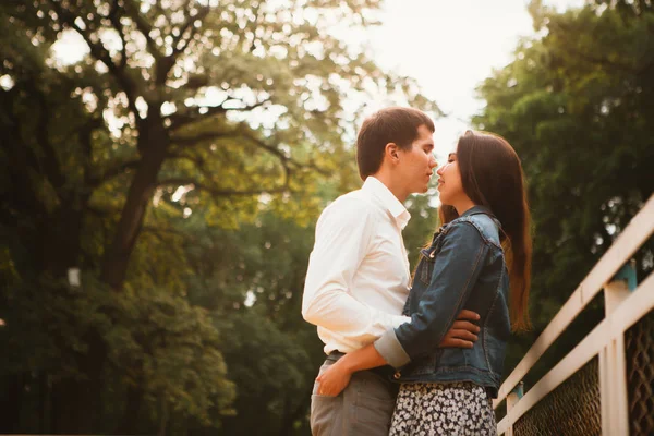 Casal Jovem Bonita Orla — Fotografia de Stock