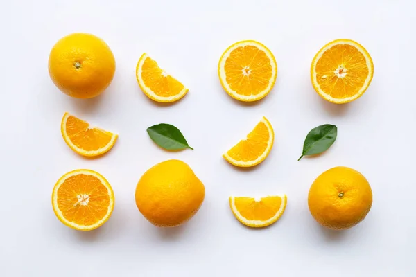 Cítricos Naranjas Frescas Con Hojas Sobre Fondo Blanco — Foto de Stock