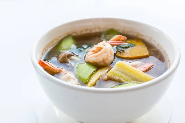 Soupe Légumes Mélangés Épicés Thaïlandais Aux Crevettes Sur Fond Blanc — Photo